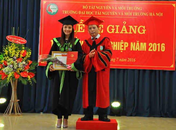 PGS.TS Nguyễn Ngọc Thanh, Hiệu trưởng Đại học TN&MT  Hà Nội trao bằng tốt nghiệp cho sinh viên loại Giỏi của trường