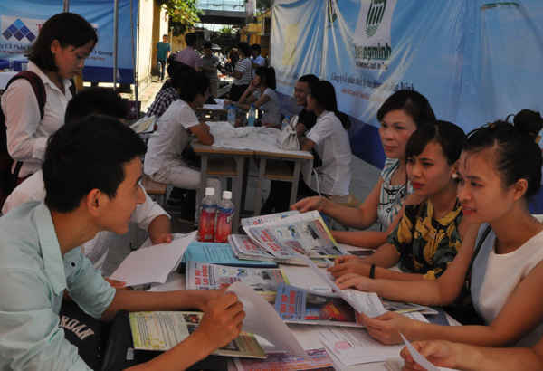 Cũng trong ngày 16/7, Trung tâm hướng nghiệp sinh viên – Đại học TN&MT Hà Nội đã tổ chức ngày hội xúc tiến việc làm sinh viên nhằm tạo điều kiện giúp đỡ các em tìm kiếm việc làm sau khi tốt nghiệp