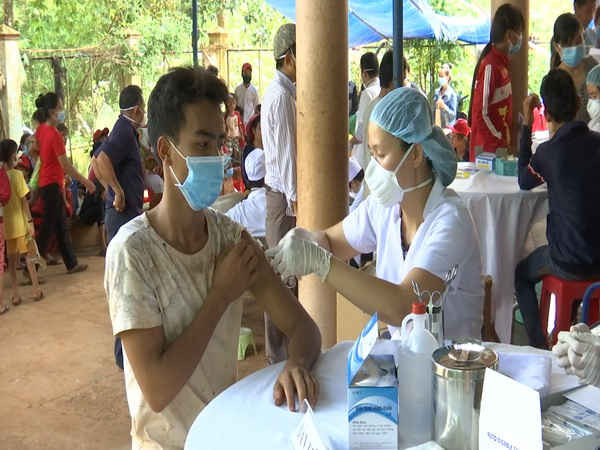 Ngành y tế tổ chức tiêm phòng dịch bạch hầu tại huyện Đồng Phú