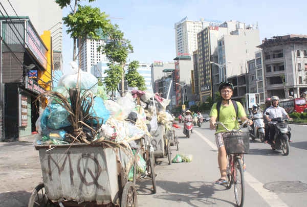 Một điểm tập kết rác trên đường Nguyễn Hoàng, quận Nam Từ Liêm