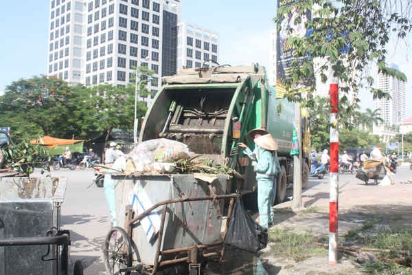 Điểm tập kết rác trên đường Tôn Thất Thuyết