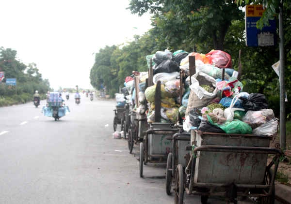 Trên đường gom Đại lộ Thăng Long