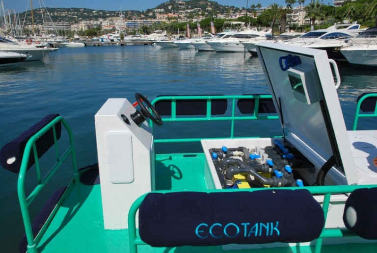 Tàu tác nghiệp của Ecotank để thu gom chất thải, nước thải
