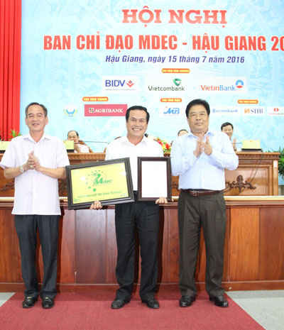 Đồng Trưởng ban Tổ chức MDEC – Hậu Giang 2016 trao quyền đăng cai tổ chức MDEC năm 2018 cho tỉnh Bạc Liêu.