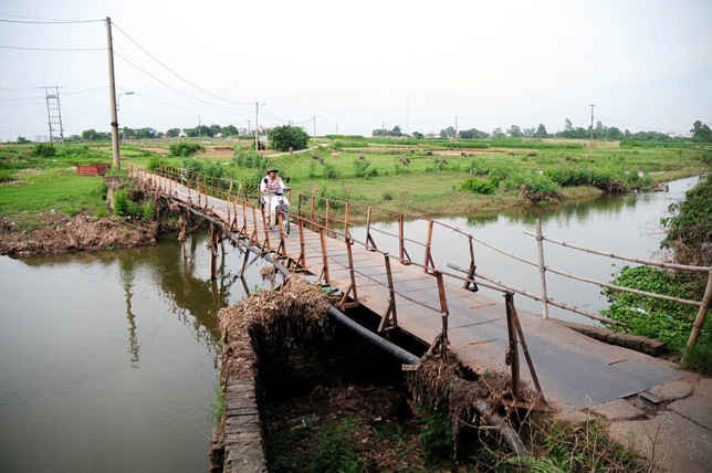 Cầu Đồng Hoàng chỉ dài khoảng 50 mét nhưng là tuyến giao thông huyết mạch để nối tổ dân phố 18 với trung tâm phường Đồng Mai (quận Hà Đông, Hà Nội).