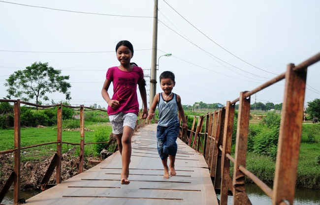 Mỗi lần đến mùa mưa bão, cây cầu bị chìm trong nước. Trẻ em trường cấp 1, cấp 2 trường Đồng Mai đều phải nghỉ học.