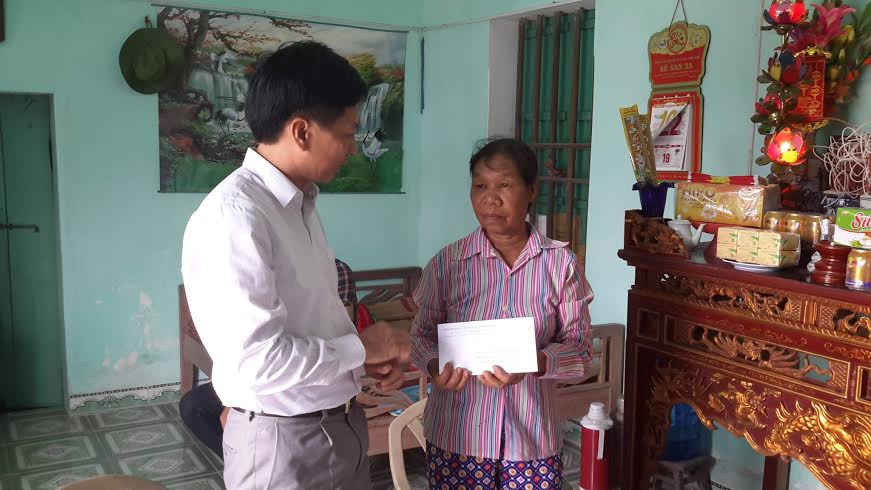 Đồng chí Vũ Minh Sơn, Chủ tịch Công đoàn Bộ trao quà cho mẹ liệt sỹ