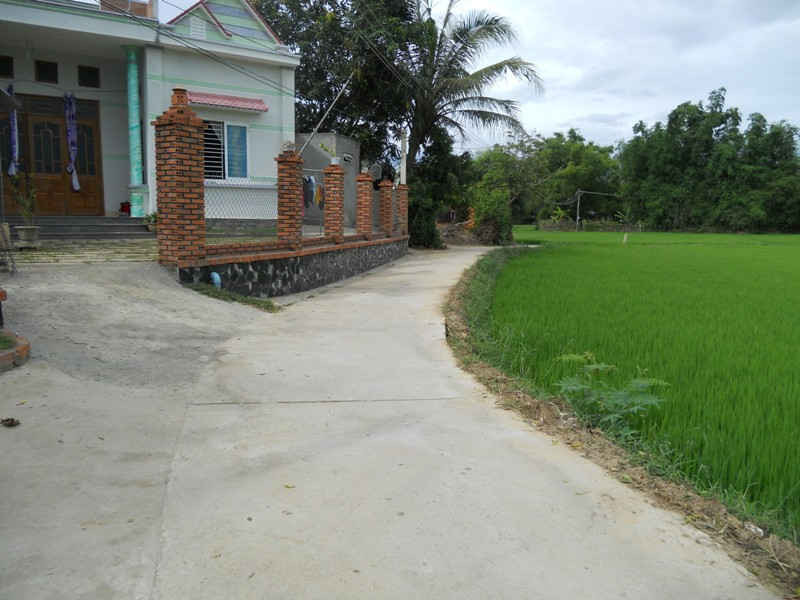 Một đoạn đường BTXM thuộc tuyến đường liên xóm Tây Định.