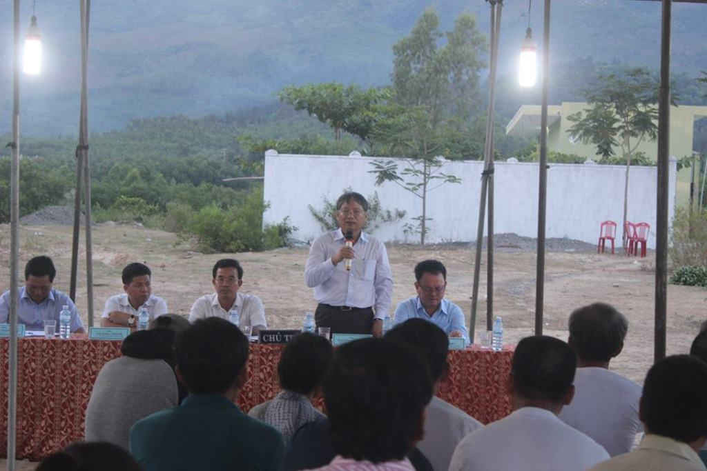 Phó Chủ tịch UBND TP. Đà Nẵng Nguyễn Ngọc Tuấn đã chia sẻ với người dân địa phương thời gian qua phải sống trong môi trường bị ô nhiễm Trạm xử lý nước thải KCN Liên Chiểu gây ra