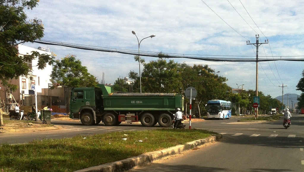 Xe quá tải chạy bạt mạng trên đường Đinh Liệt gây ô nhiễm môi trường nghiêm trọng