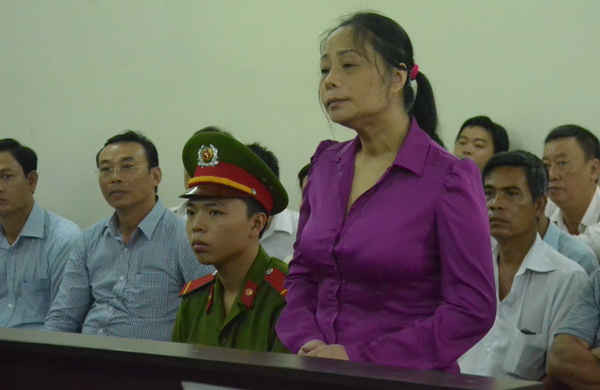 “Quý bà thành đạt” Trương Thị Tuyết Nga hầu tòa vì hành vi lừa đảo chiếm đoạt tài sản, với khung hình phạt từ 12 năm đến tù chung thân.