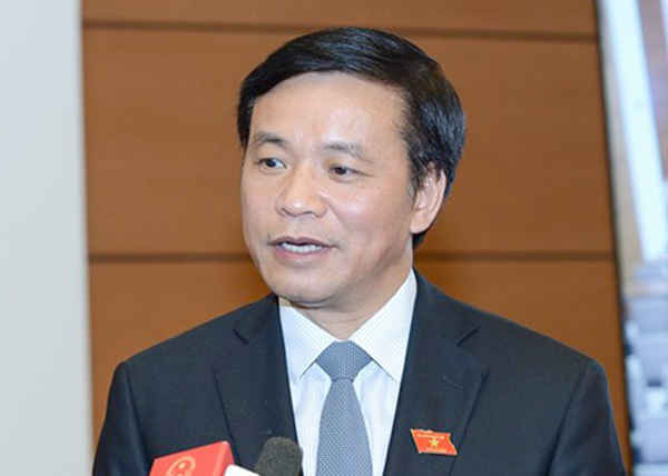 Tổng thư ký Quốc hội Nguyễn Hạnh Phúc trả lời báo chí bên hành lang Quốc hội. Ảnh: Việt Hùng 