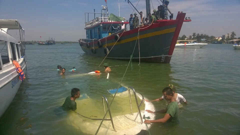 Các chiến sĩ biên phòng tham gia trục vớt ca nô bị chìm khi đang neo đậu tại bến Sông Hội
