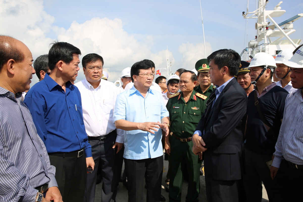 Phó Thủ tướng Trịnh Đình Dũng trao đổi với các cơ quan chức năng nhằm tìm giải pháp nâng cao hiệu quả của cảng Cái Mép – Thị Vải