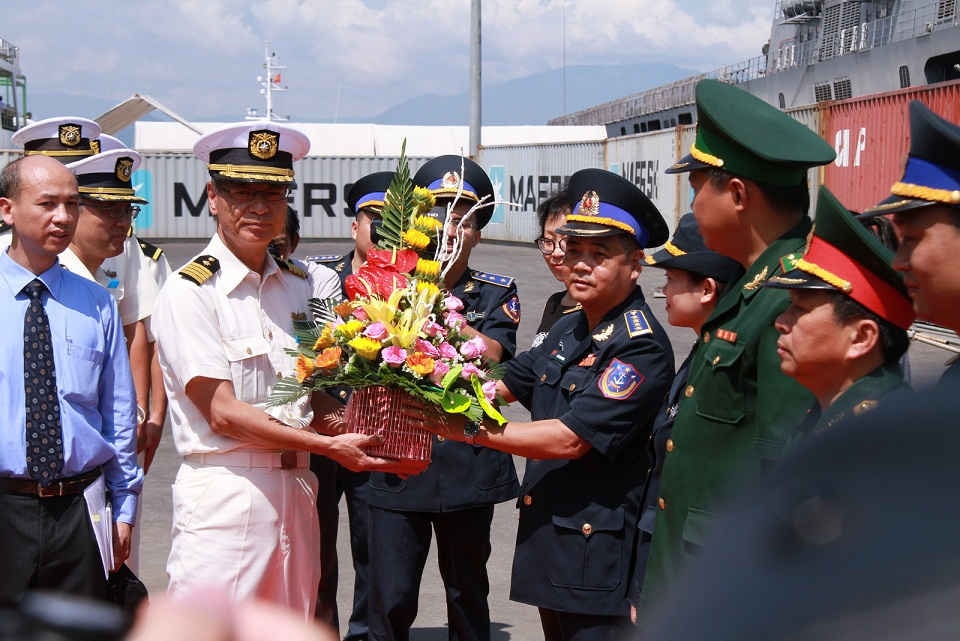 Lãnh đạo Bộ Tư lệnh Vùng Cảnh sát biển 2 tặng hoa cho Lực lượng Bảo vệ bờ biển Nhật Bản