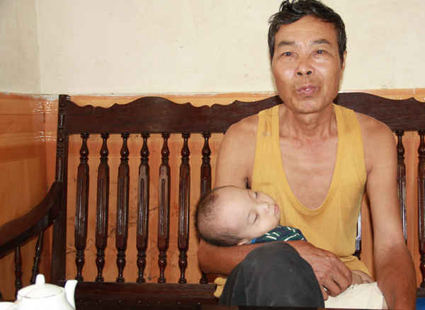 Ông Nguyễn Văn Thơm, 65 tuổi, ở đội 16 xóm Hạ Lộc, thôn Đông Hạ (xã Nam Sơn – huyện Sóc Sơn – Hà Nội)