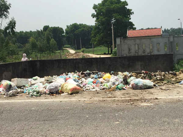 Kỳ lạ thay, cách bãi rác Nam Sơn chừng 100 mét, có một bãi rác tự phát ven đường đang gây ô nhiễm mà không hề được xử lý