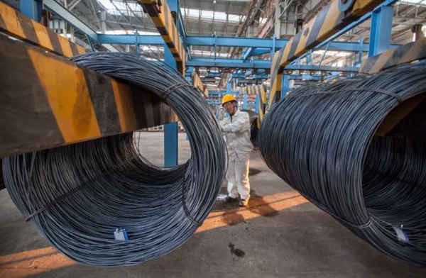 Một nhân viên kiểm tra cuộn dây thép mới được sản xuất tại một nhà máy thép ở Liên Vân Cảng, tỉnh Giang Tô, Trung Quốc vào ngày 11/10/2014. Ảnh: REUTERS/CHINA DAILY