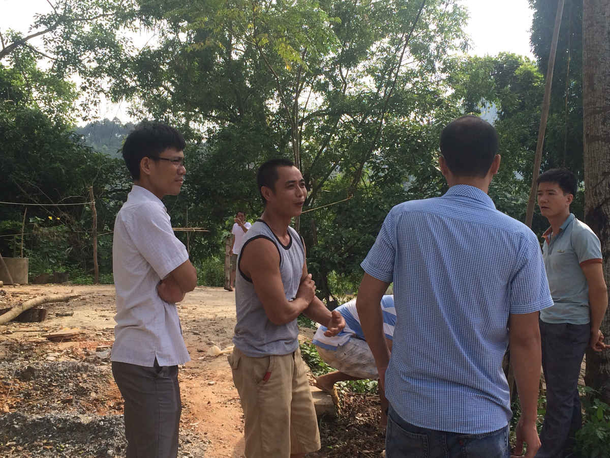 Phóng viên tiếp cận với các chủ bãi ở Thị trấn Vĩnh Tuy – huyện Bắc Quang