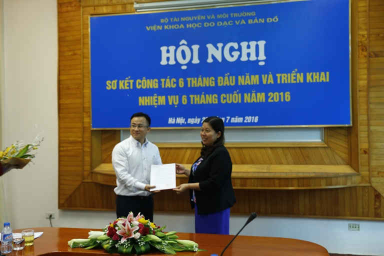Thứ trưởng Nguyễn Thị Phương Hoa trao quyết định bổ nhiệm Phó Viện trưởng Viện Khoa học Đo đạc và Bản đồ cho ông Phạm Minh Hải