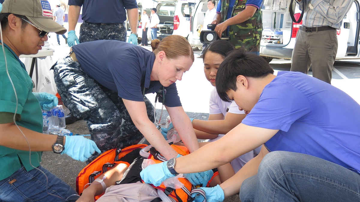 Nạn nhân được các nhân viên y tế của Việt Nam và Hoa Kỳ sơ cứu