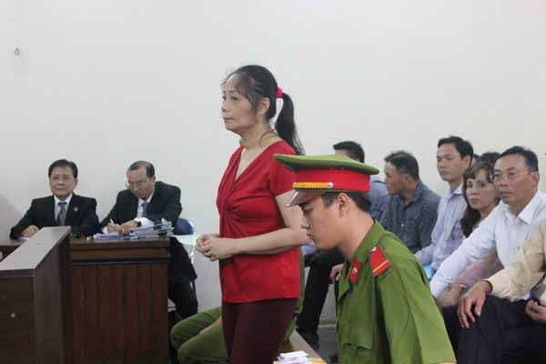 “Qúy bà thành đạt” Trương Thị Tuyết Nga (áo đỏ) lãnh án 15 năm tù