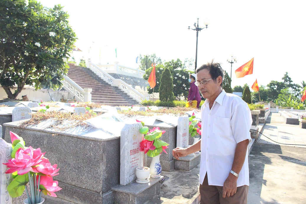 Cựu chiến binh, thương bình Trần Thanh Bình ra nghĩa trang tri ân những người đồng đội của mình