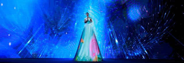 Sự góp mặt của Mỹ Linh – nữ ca sỹ được mệnh danh “Diva nhạc Việt” cùng chiếc váy khổng lồ dài 3m đã mang đến trải nghiệm thú vị cho khách hàng
