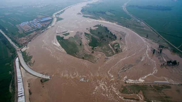 Nhìn từ trên không, các con đường và những cánh đồng bị ngập lụt ở Hình Đài, tỉnh Hà Bắc, Trung Quốc vào ngày 21/7/2016. Ảnh: REUTERS / STRINGER