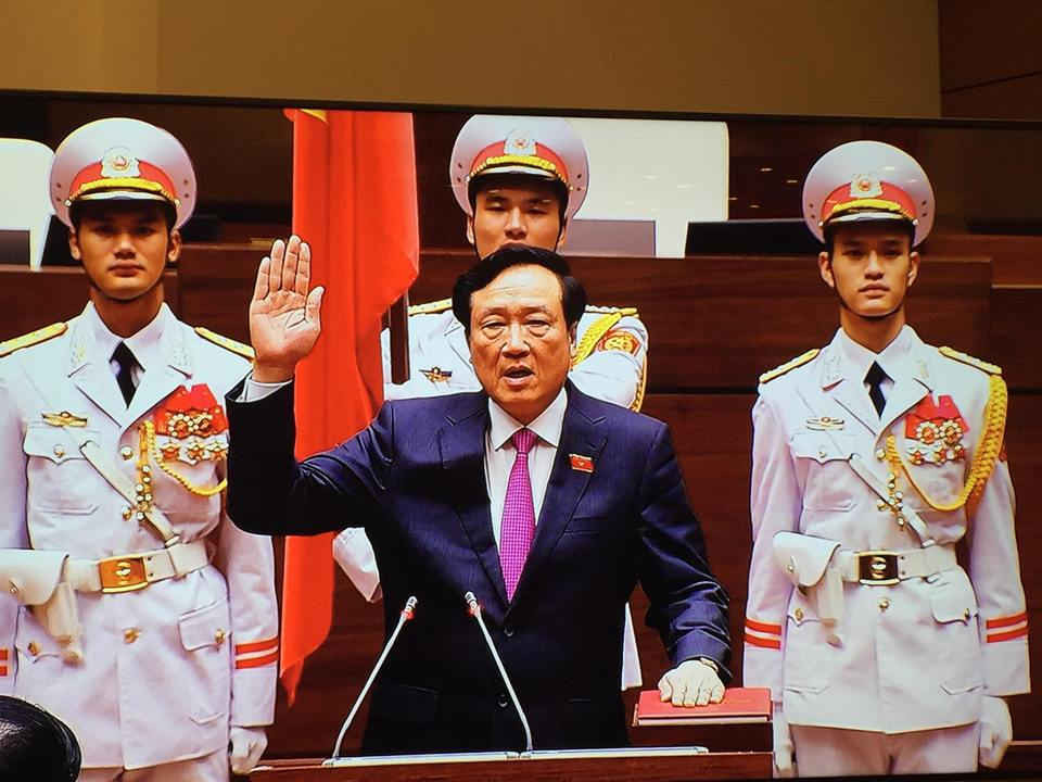 Chánh án Nguyễn Hòa Bình tuyên thệ. (Ảnh chụp qua màn hình)