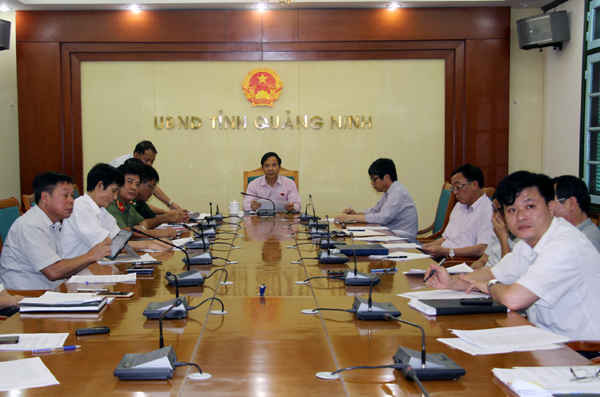 Phó Chủ tịch Thường trực UBND tỉnh Đặng Huy Hậu chủ trì tại đầu cầu Quảng Ninh