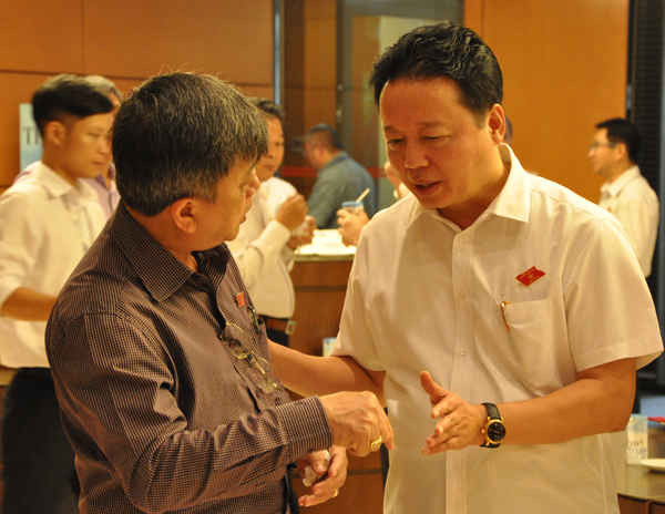Bộ trưởng Trần Hồng Hà trao đổi với Luật sư Trương Trọng Nghĩa - Đại biểu QH đoàn TP.HCM trong giờ giải lao tại kỳ họp thứ Nhất, Quốc hội khóa XIV. Ảnh: Việt Hùng