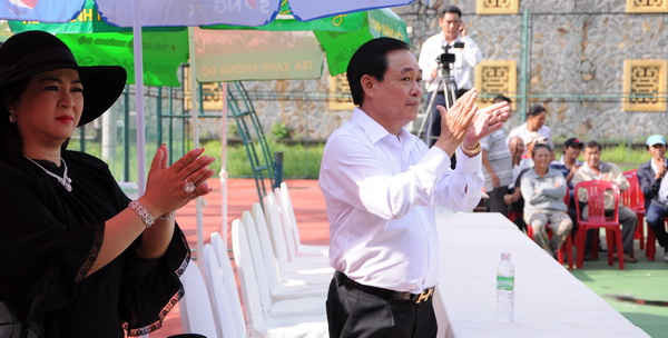 Vợ chồng ông Huỳnh Uy Dũng - bà Nguyễn Phương Hằng chủ trì buổi đo ngựa đua tại Khu du lịch Đại Nam ngày 26/7/2016. 