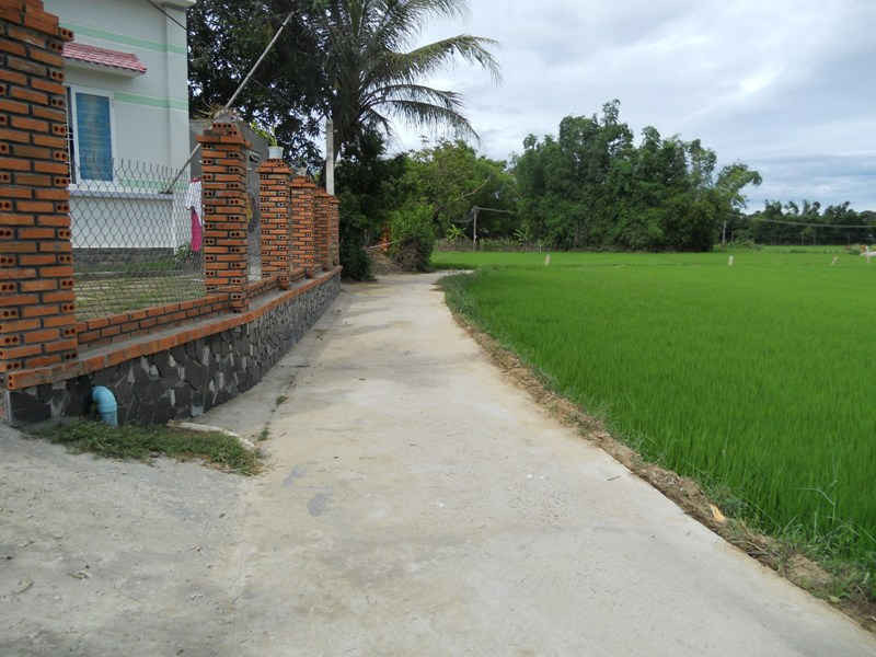 Tuyến đường BTXM GTNT xóm Thành Hạ làm vào năm 2013, nhưng đến nay UBND xã Phước Hòa mới chi trả tiền hỗ trợ từ ngân sách huyện Tuy Phước