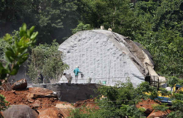 Hoạt động khai thác trái phép đá granit tại khu vực thôn 6 (xã Hòa Sơn) đang diễn ra ngang nhiên