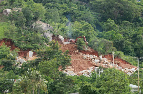 Máy móc khai thác đá hoạt động liên tục tại khu vực thôn 6 (xã Hòa Sơn)