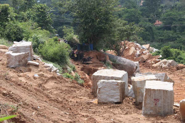 Những tảng đá granit vuông vắn nằm la liệt giữa điểm khai thác trái phép đá tại thôn 6 (xã Hòa Sơn)