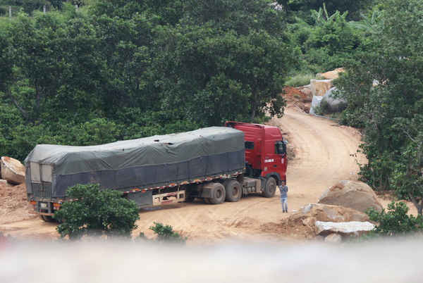 Xe tải lớn được chất đầy đá để đưa ra ngoài tiêu thụ