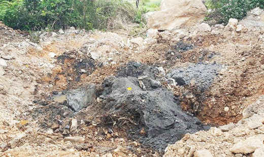 Hố chôn chất thải được nghi độc hại, lực lượng chức năng huyện Kinh Môn khai quật