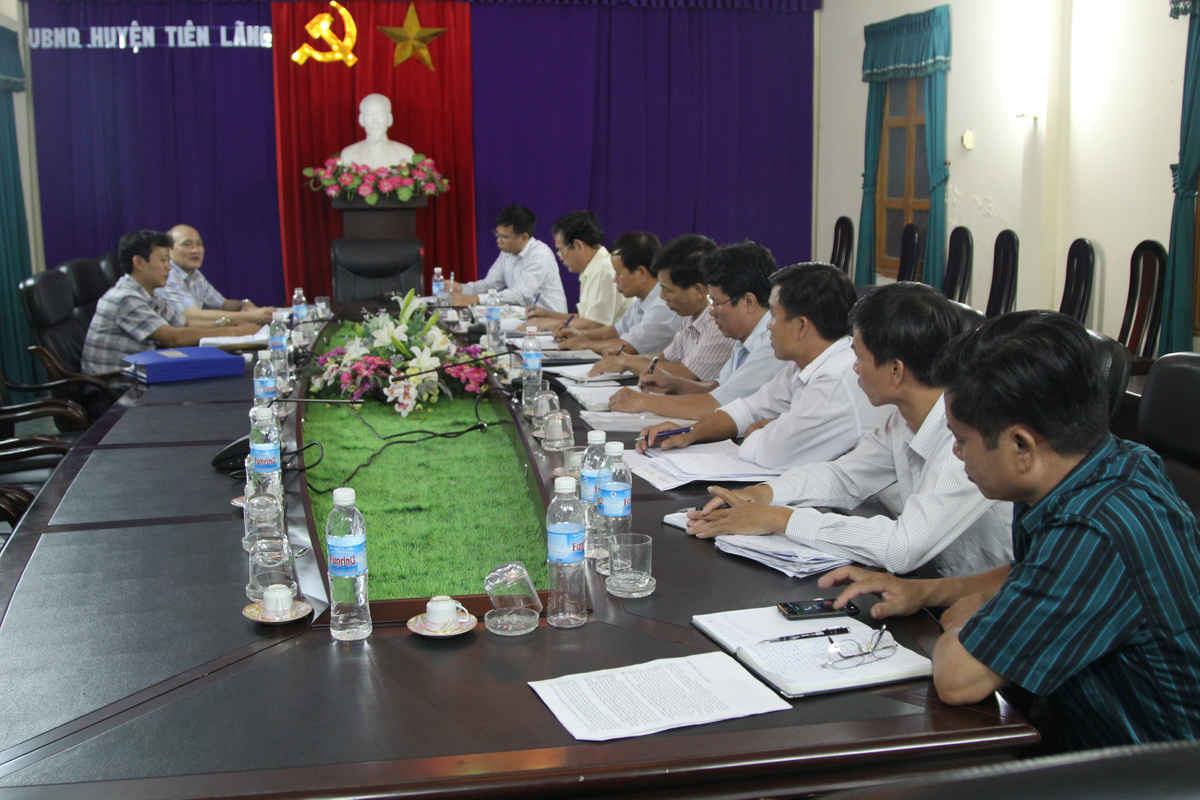Lãnh đạo huyện Tiên Lãng và các phòng ban của UBND huyện làm việc với phóng viên.