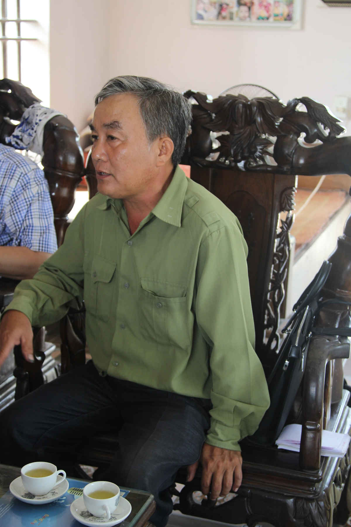 Ông Nguyễn Văn Khanh trao đổi với phóng viên.
