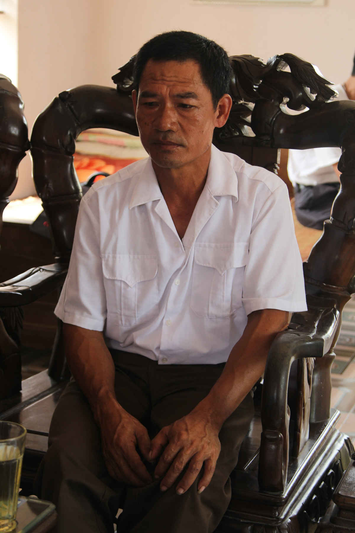 Ông Phạm Hữu Nhùn, hộ dân ở Tây Hưng, nói: “Hơn 20 năm qua (1995-2015), nhân dân chúng tôi đã kiến nghị lên các cấp chính quyền rất nhiều lần nhưng huyện vẫn chưa trả lời dứt điểm”.