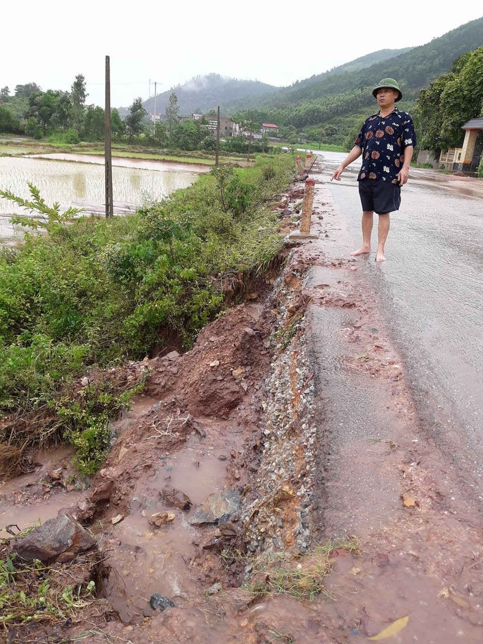 Đường tỉnh lộ 389 đoạn khu vực sân gof Yên Dũng cũng bị nước lũ từ trên sân golf đổ về làm vỡ lở vào tận lòng đường.