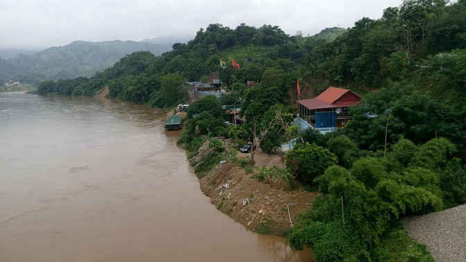 Bờ sông Hồng gần khu vực đền Bảo Hà bị một số người dân địa phương san gạt đất xuống lòng sông trái phép để tạo mặt bằng kinh doanh