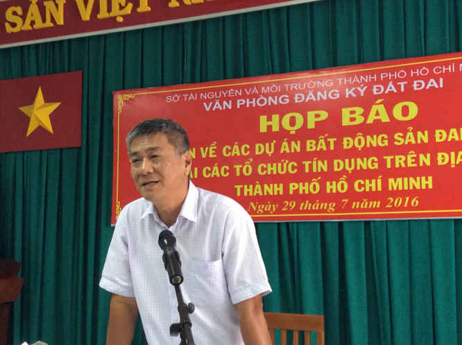 Ông Phạm Ngọc Liên, Giám đốc Văn phòng Đăng ký đất đai thành phố tại buổi họp báo