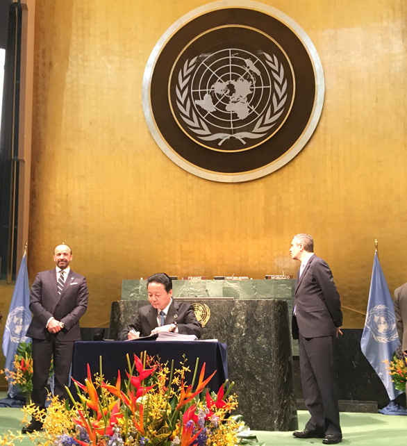 Bộ trưởng Trần Hồng Hà đại diện Chính phủ Việt Nam ký Thỏa thuận Paris về biến đổi khí hậu. Ảnh: Lê Ngọc Tuấn