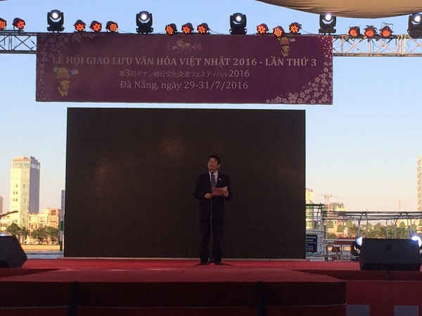 Hạ nghị sĩ Tomioka Tsutomu (Phó chánh Văn phòng nội các, Thứ trưởng Bộ văn hóa – giáo dục – khoa học kỹ thuật, Chủ tịch Hội Hữu Nghị Nhật – Việt vùng Kyushu) phát biểu tại buổi lễ