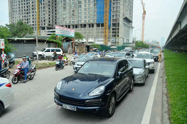 Khoảng 7h30 trên đường Nguyễn Xiển (Hà Nội) đoạn giáp danh giữa quận Thanh Xuân - quận Hoàng Mai - huyện Thanh Trì xảy ra vụ tai nạn liên hoàn 4 xe ô tô đâm nhau