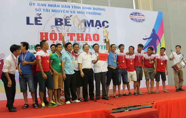 Trao giải nhất môn bóng đá nam cho đoàn Sở TN&MT Bình Phước
