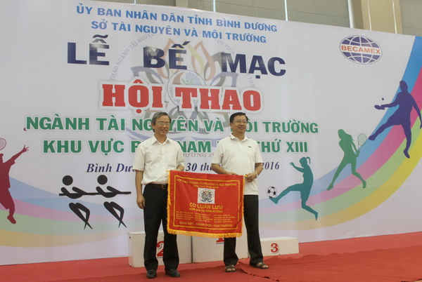 Sở TN&MT Bình Dương trao Cờ cho Sở TN&MT Tây Ninh – Đơn vị đăng cai Hội thao năm 2017